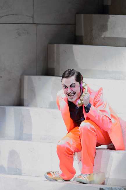 Eötvös Péter Az ördög tragédiája című operáját a Bajor Állami Operaház mutatta be Kovalik Balázs rendezésében, 2010-ben. (A képen: Georg Nigl.)
