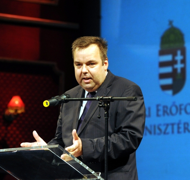 L. Simon László beszél az országos színházi évadnyitón, a Pécsi Nemzeti Színházban
