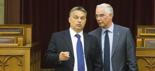 Orbán Viktor miniszterelnök és Balog Zoltán, az emberi erőforrások minisztere megérkezik az Országgyűlés plenáris ülésére 2014. május 12-én