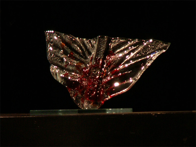 Főnix-dí­j / Dombi Lí­via iparművész által készí­tett üveg főnixmadár