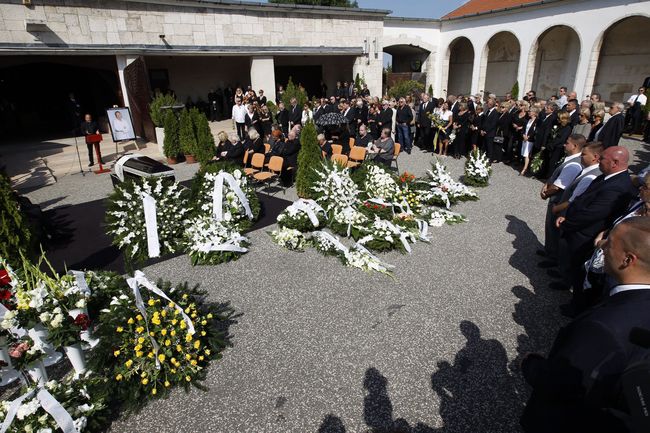 Kerényi Miklós Gábor, Budapesti Operettszínház igazgatója beszédet mond Bajor Imre temetésén a Farkasréti temetőben