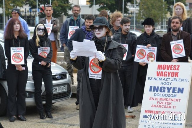 Szabadtéri performansszal tiltakoztak kedden a Szatmárnémeti Északi Színház munkatársai fizetésük késése miatt