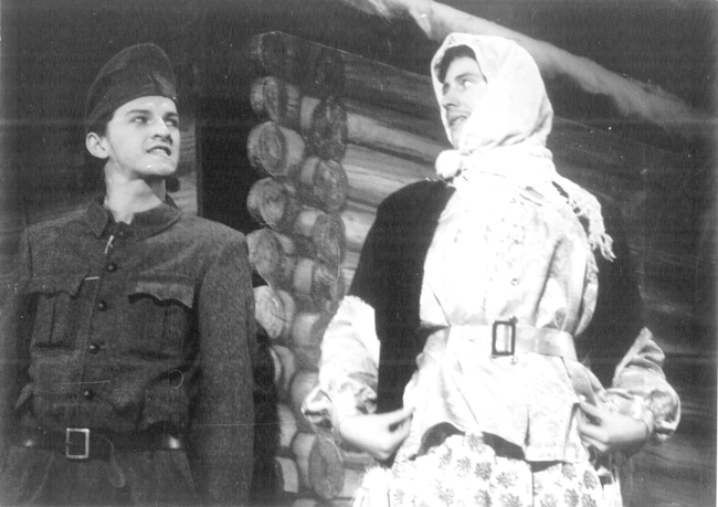 Alföldi Róbert (balra) és Zalán János (jobbra) a Vedd le a kalapod a honvéd előtt című előadásban (1991)
