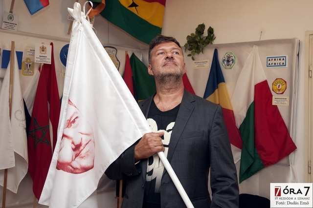 Hadházi László és az álló zászló